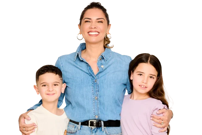 סיון עם שני ילדים מהחוגים